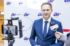 wiceminister cyfryzacji Rafał Rosiński podczas konferencji prasowej