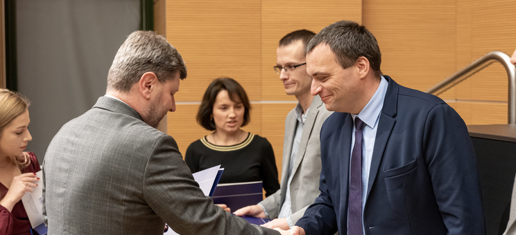 rector presenting the award