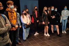 Wycieczka w sali wysokich napięć