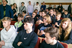 uczestnicy olimpiady czekający na wyniki